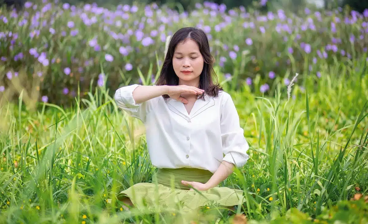 Manos y cojín de meditación durante una sesión breve