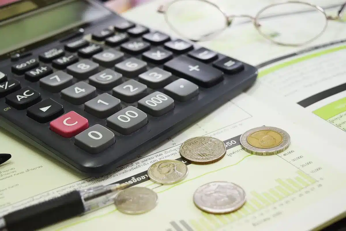 Documentos fiscales y billetes que ilustran cambios en el impuesto sobre la renta