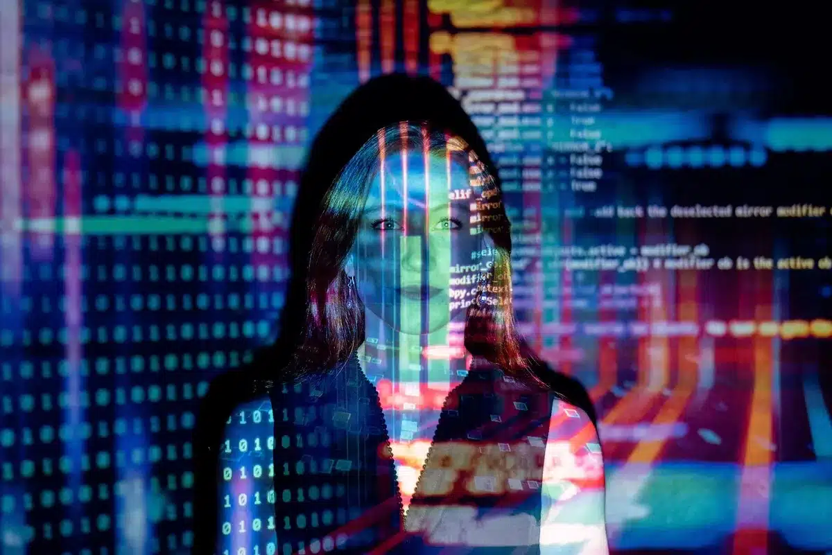 Investigador comparando matrices morfológicas en una pantalla