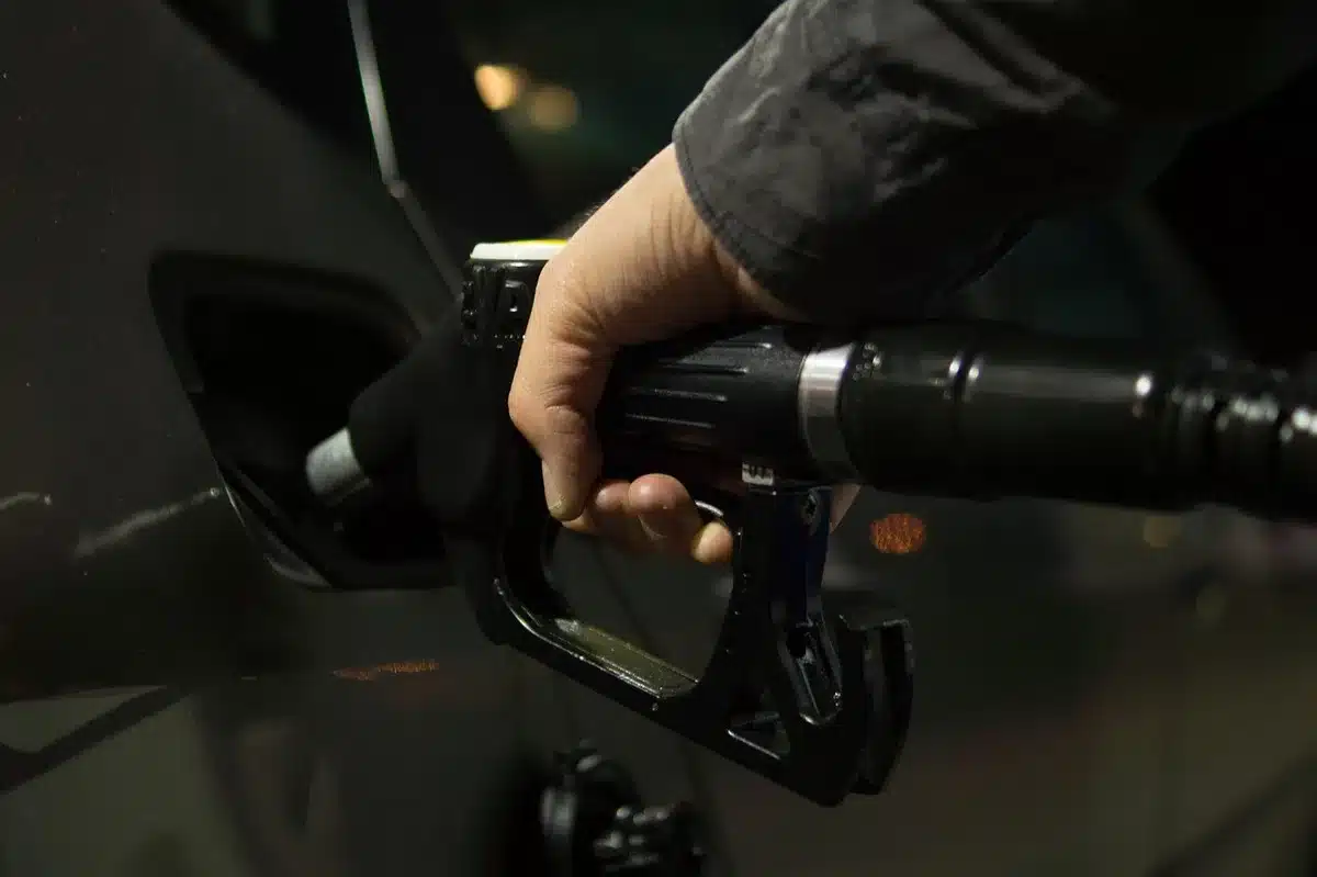 Surtidor de gasolina y manguera en una estación genérica, sin personas identificables