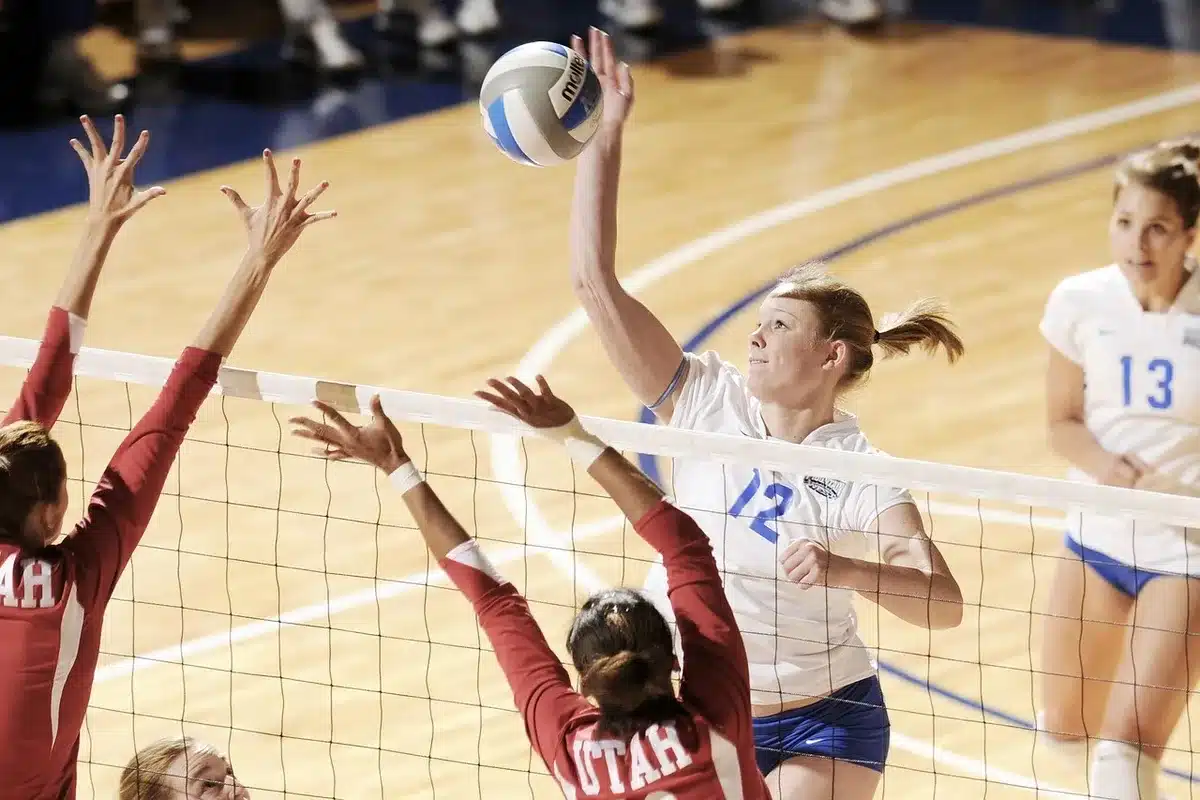 Jugadoras de voleibol de preparatoria con números similares en las camisetas