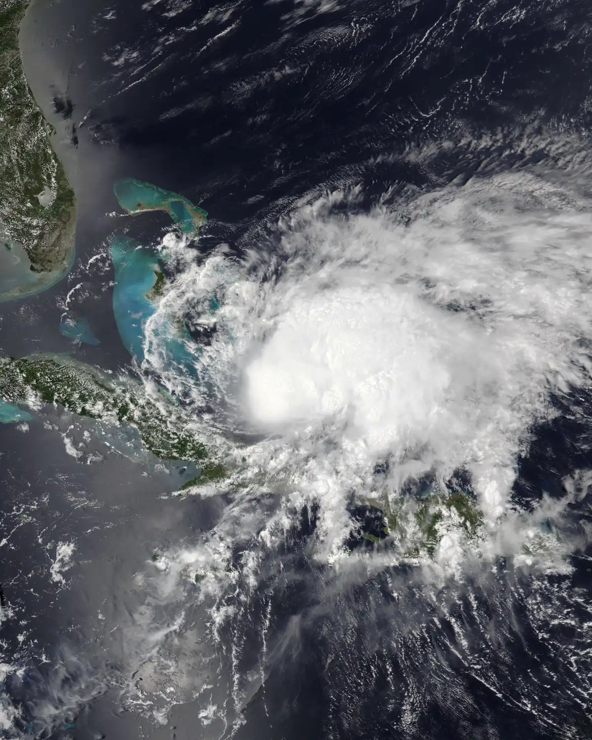 Huracán Isaías se mantiene categoría 1 y provoca lluvias intensas en Tabasco