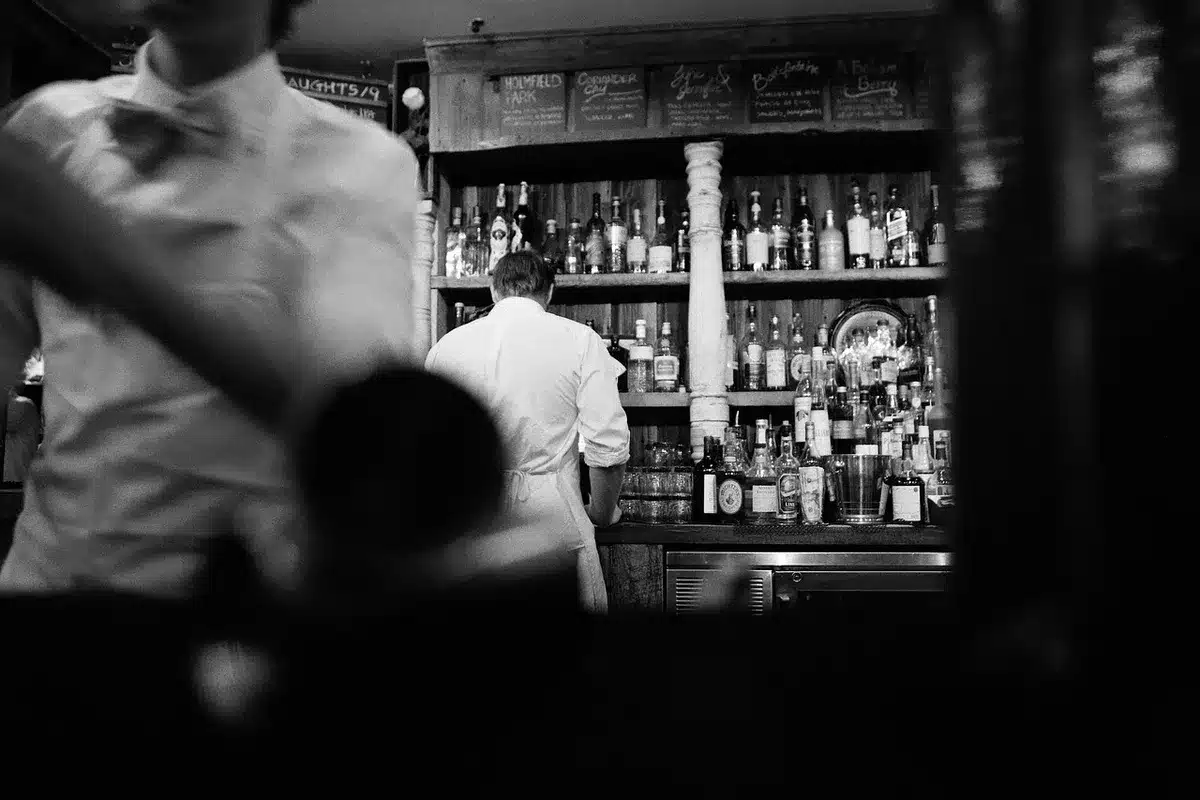 Etiquetas de precio en botellas de cerveza en un mostrador