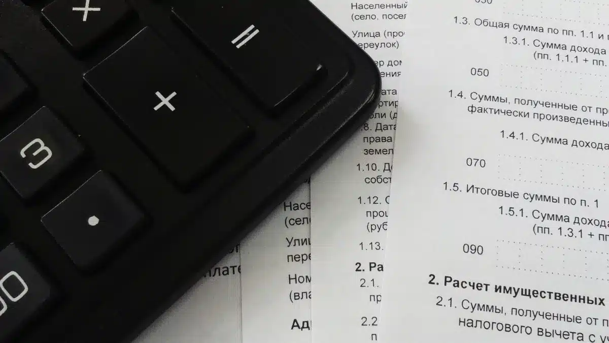 Documentos de política fiscal y calculadora sobre escritorio