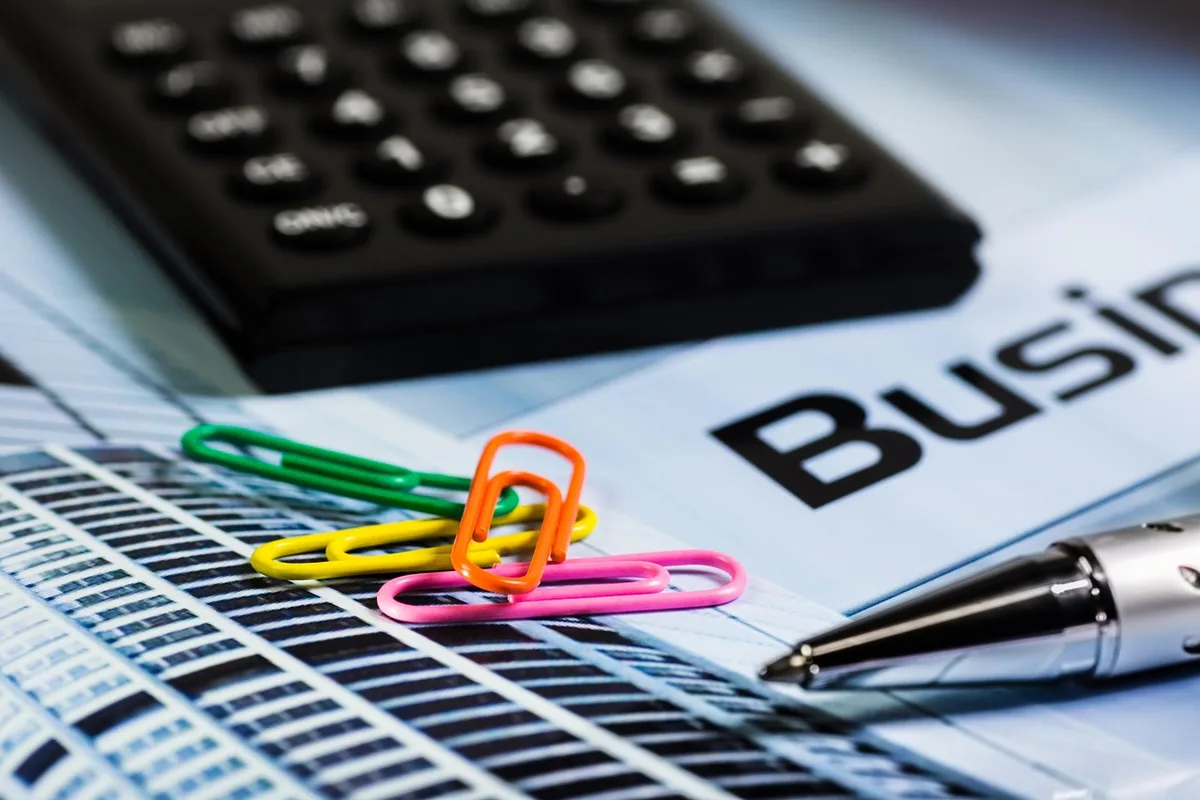 Gráficos de inflación y calculadora que muestran cifras mensuales y anualizadas