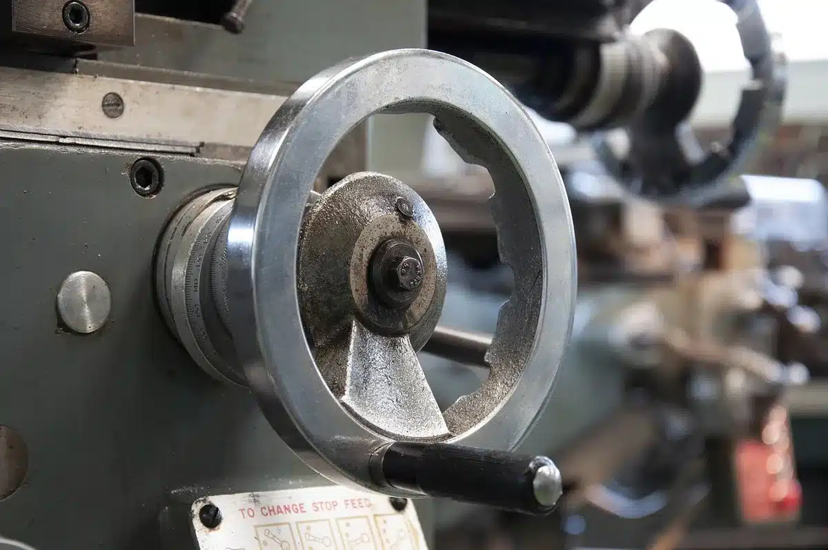 Fragmentos de crisoles y moldes de fundición sobre una mesa de laboratorio