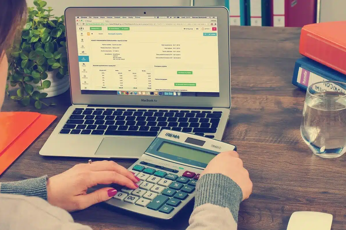Oficina con ejecutivos y documentos fiscales que ilustra impacto en empresas medianas y grandes