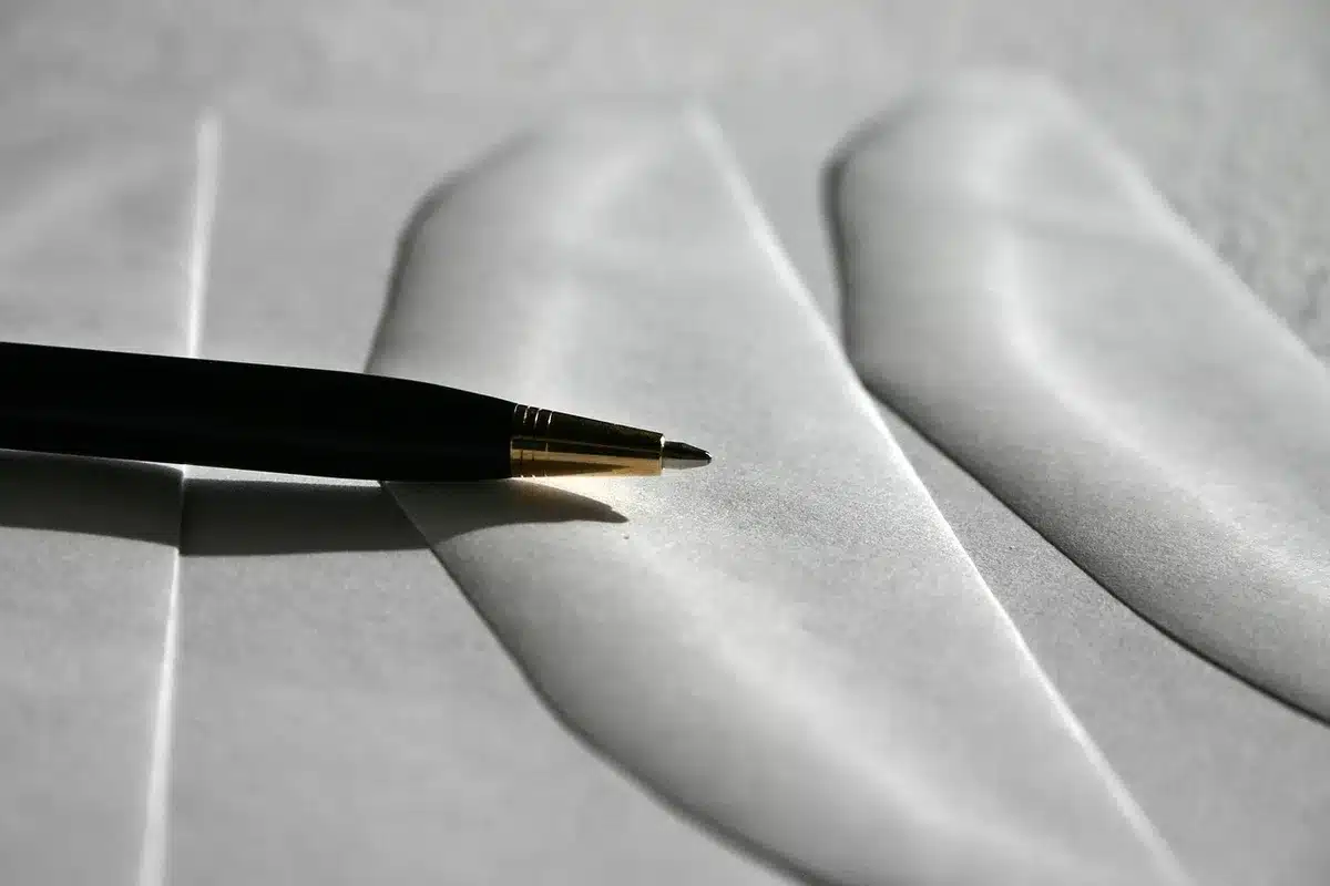 Cartas y sobre abierto sobre una mesa que evoca la correspondencia