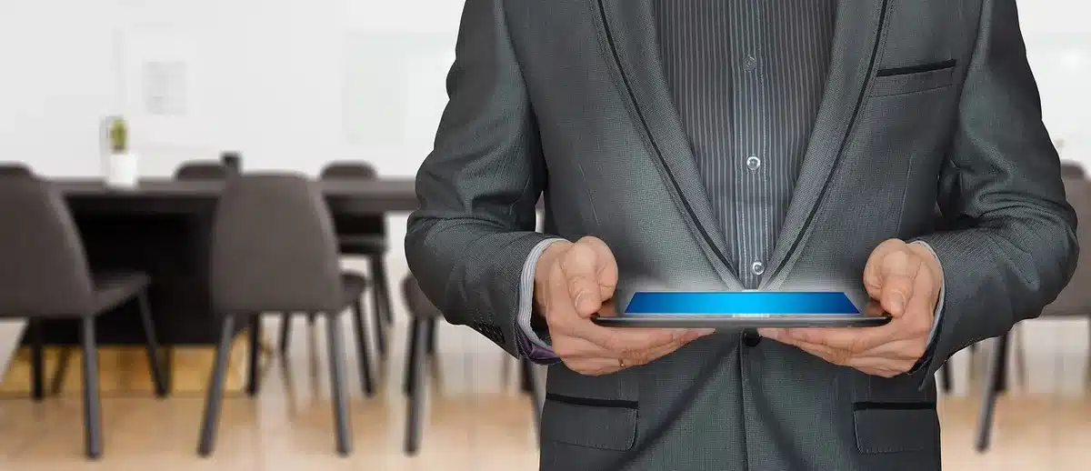 Mesa con documentos presupuestarios y gráfico, mano apuntando a cifras