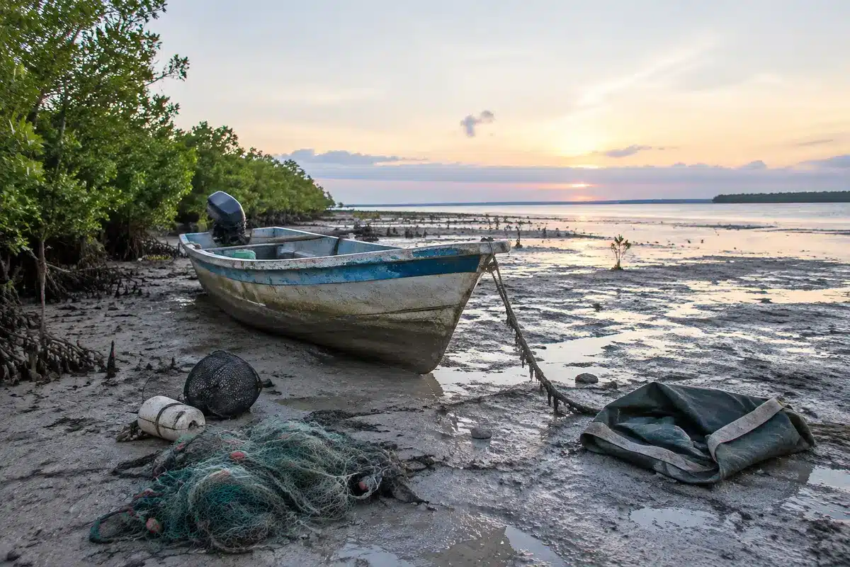 Pescador desaparecido en Campeche improvisó vela y llegó a Celestún, dice la Marina