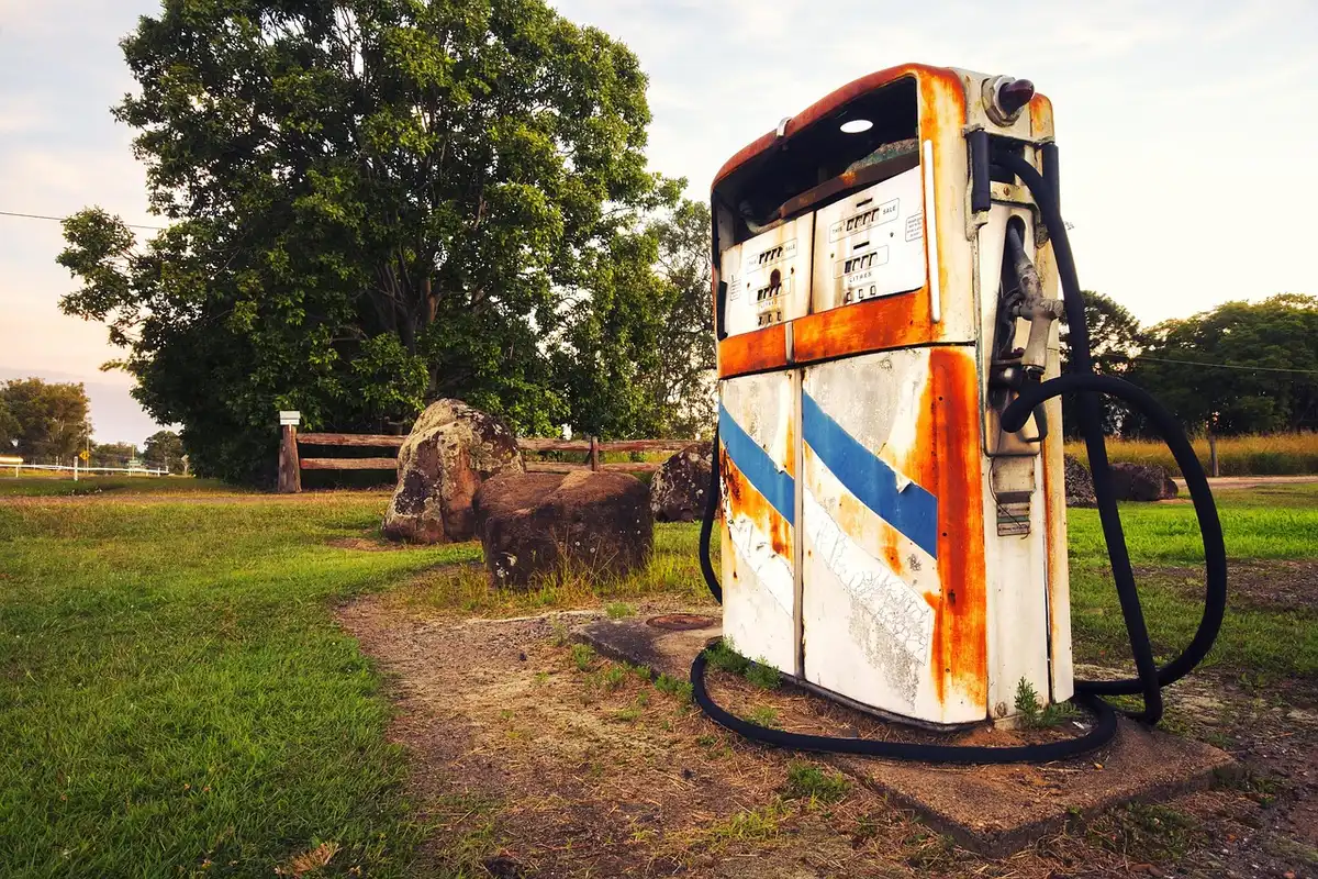 Medidor y surtidor de gasolina en primer plano