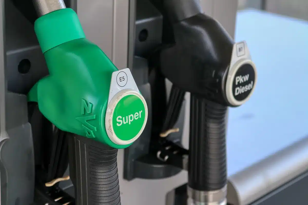 Estación de servicio con surtidores y tablero de precios