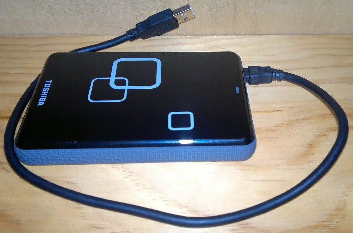 Empty desktop folder labeled 'prueba-restore' with anonymous USB drive nearby