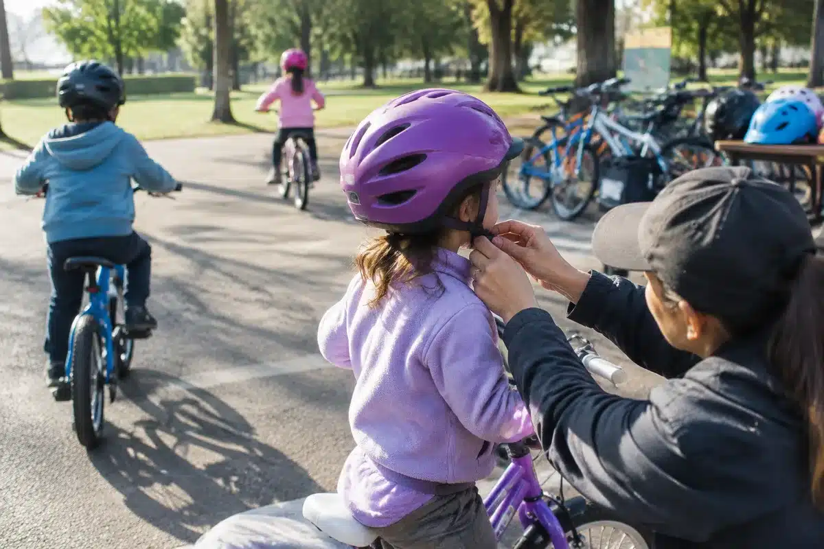 Recaudó más de $30,000: triatleta adolescente dona bicicletas y clases a familias necesitadas