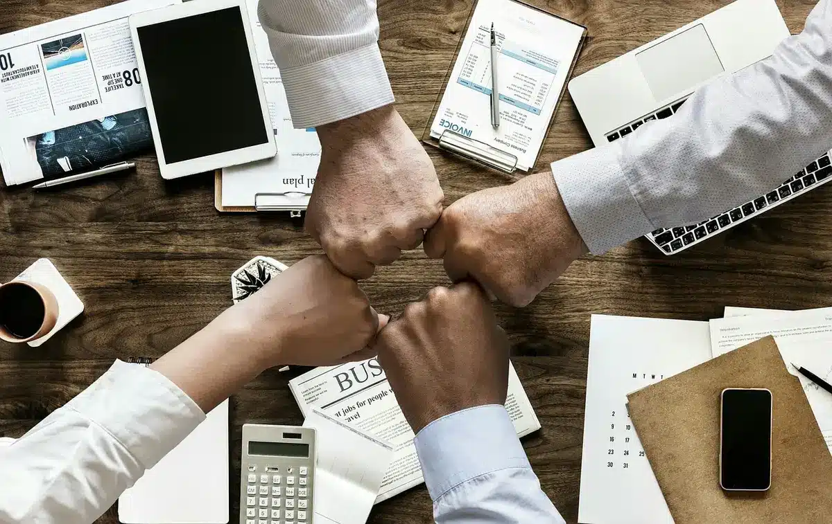 Manos sobre facturas y calculadora en escritorio de oficina, simbolizando trámites fiscales simplificados