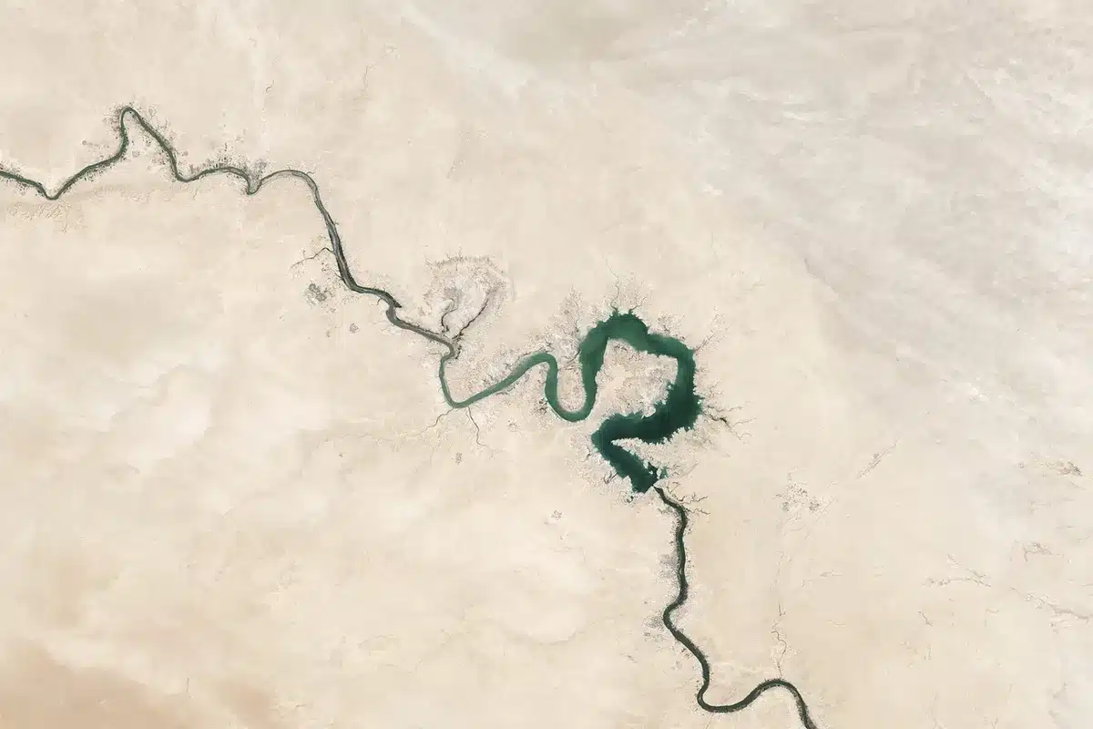 Imagen satelital en color de la costa de Italia mostrando detalles de vegetación y agua
