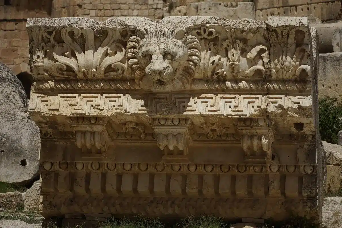 Cimientos rectangulares de un pequeño templo románico entre hojas